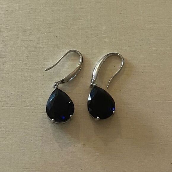 The Simple Sapphire Teardrop Drop Earrings in 925 silver - Picture 3 of 10